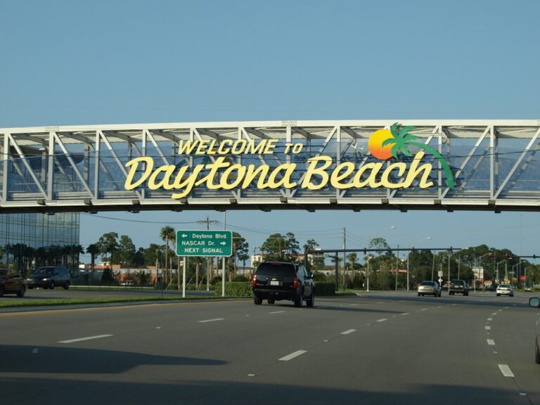 Which beach is better New Smyrna Beach or Daytona Beach?