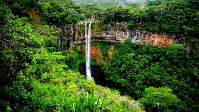 Which Island is Bigger Mauritius or Réunion?